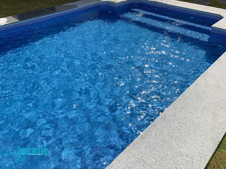 7 Sinais de Que Sua Piscina Precisa de Reforma